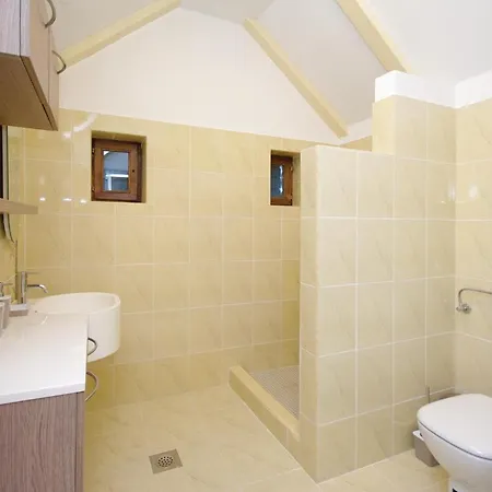 Vakantiehuis Four-bedroom With A Fireplace 09 Zmijavci
